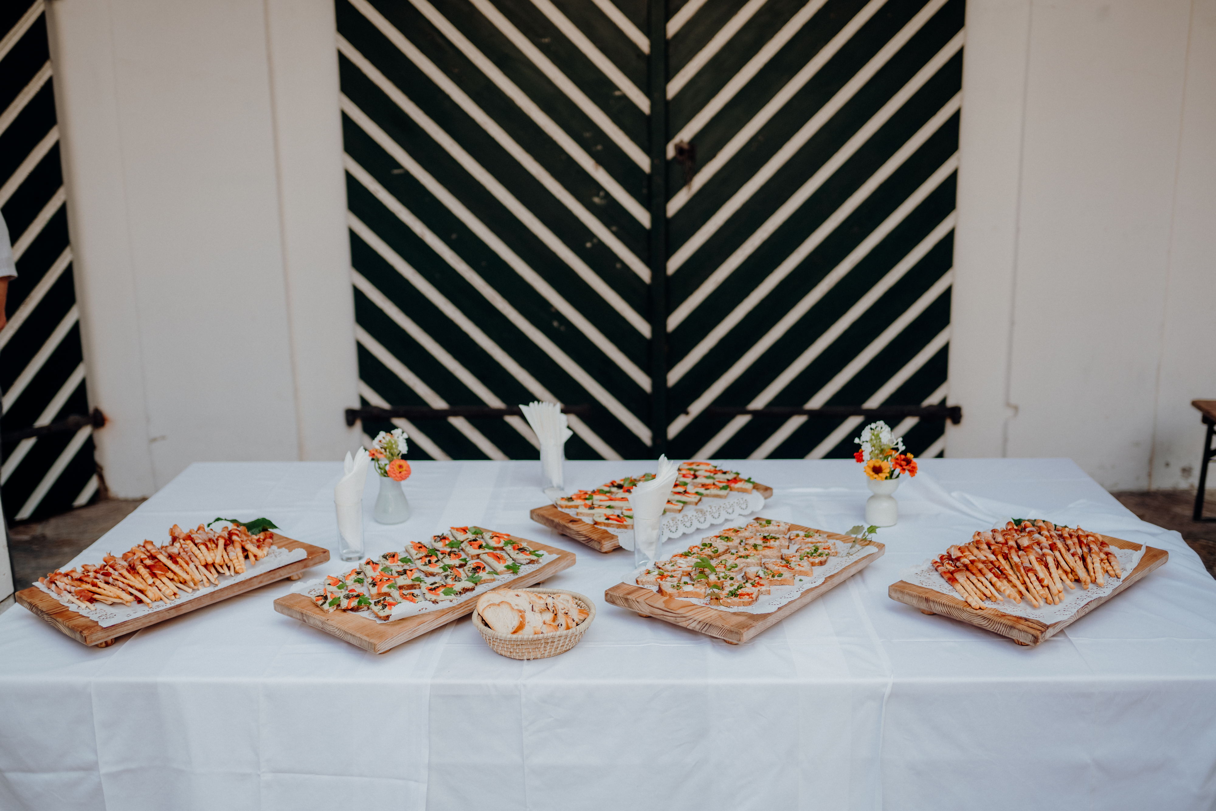 Hochzeit - Umgebung: am Land - Steiermark - Herzhafte Snacks sorgen für das leibliche Wohl der Hochzeitsgäste. - Schloss Stainz