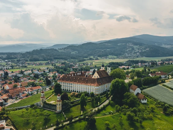 Hochzeitslocation: Luftaufnahme des Schloss Stainz in der Steiermark. - Schloss Stainz