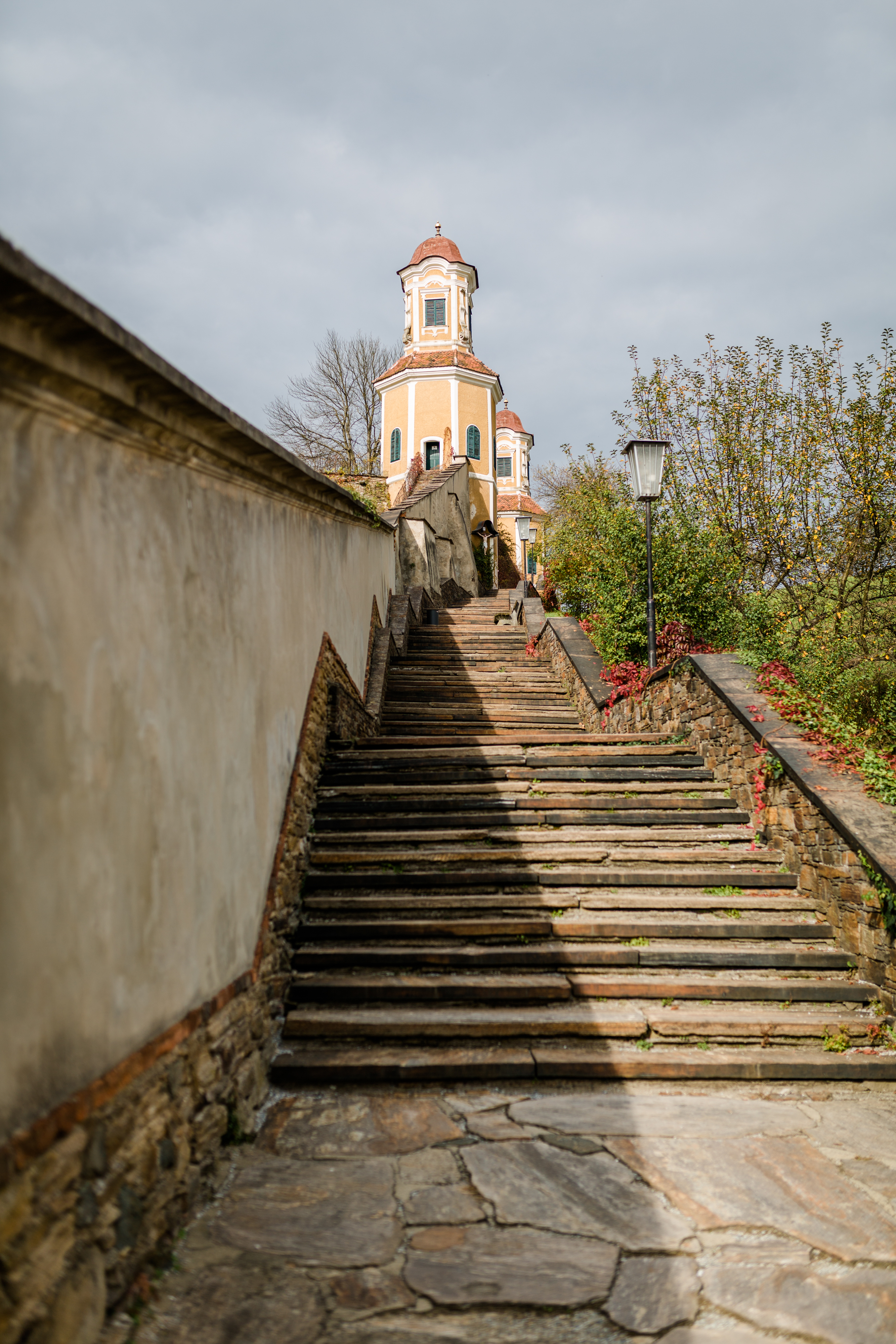 Hochzeit: Der idylische Wege zur Kapelle. - Schloss Stainz