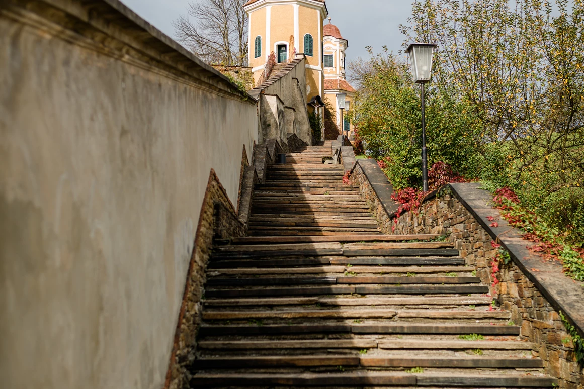 Hochzeitslocation: Der idylische Wege zur Kapelle. - Schloss Stainz