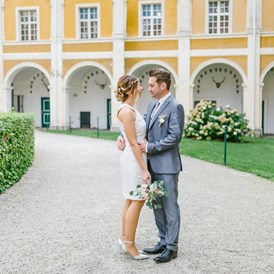 Hochzeit: Die große Einfahrt des Schloss Stainz eignet sich als stattliche Zufahrt mit Kutsche und Limosine und ist auch ein beliebter Spot für Paarshootings. - Schloss Stainz
