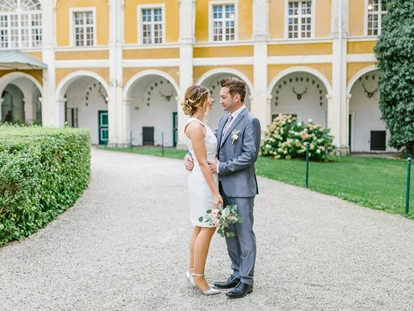 Hochzeit - Leutschach (Leutschach an der Weinstraße) - Die große Einfahrt des Schloss Stainz eignet sich als stattliche Zufahrt mit Kutsche und Limosine und ist auch ein beliebter Spot für Paarshootings. - Schloss Stainz
