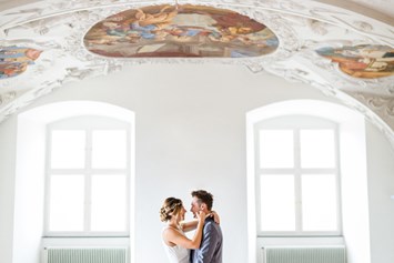 Hochzeit: Auch im Schloss Stainz selbst lassen sich zahlreiche tolle Brautpaarshootings durchführen. - Schloss Stainz