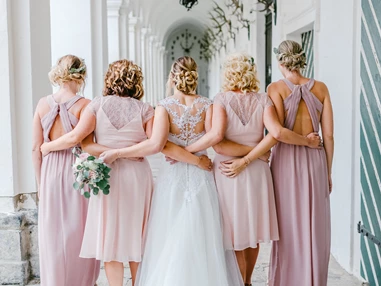 Hochzeitslocation: Die Arkaden des Schloss Stainz als Motiv für tolle Hochzeitsfotos. - Schloss Stainz