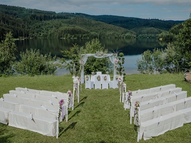 Hochzeitslocation: Eine Trauung im Freien am Soboth Stausee in der Wanderregion Steiermark. - Sobother Stausee