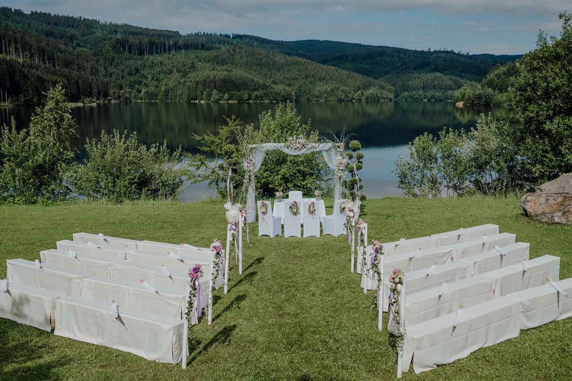 Hochzeitslocation: Eine Trauung im Freien am Soboth Stausee in der Wanderregion Steiermark. - Sobother Stausee