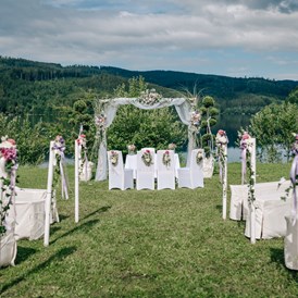 Hochzeit: Eine Trauung im Freien am Soboth Stausee in der Wanderregion Steiermark. - Sobother Stausee