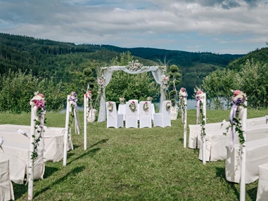 Hochzeitslocation: Eine Trauung im Freien am Soboth Stausee in der Wanderregion Steiermark. - Sobother Stausee