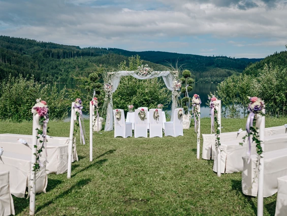 Hochzeitslocation: Eine Trauung im Freien am Soboth Stausee in der Wanderregion Steiermark. - Sobother Stausee