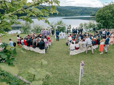 Hochzeitslocation: Eine Trauung im Freien am Soboth Stausee in der Wanderregion Steiermark. - Sobother Stausee