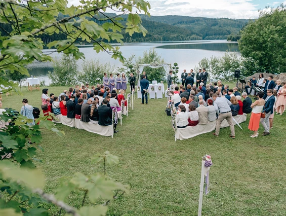 Hochzeitslocation: Eine Trauung im Freien am Soboth Stausee in der Wanderregion Steiermark. - Sobother Stausee