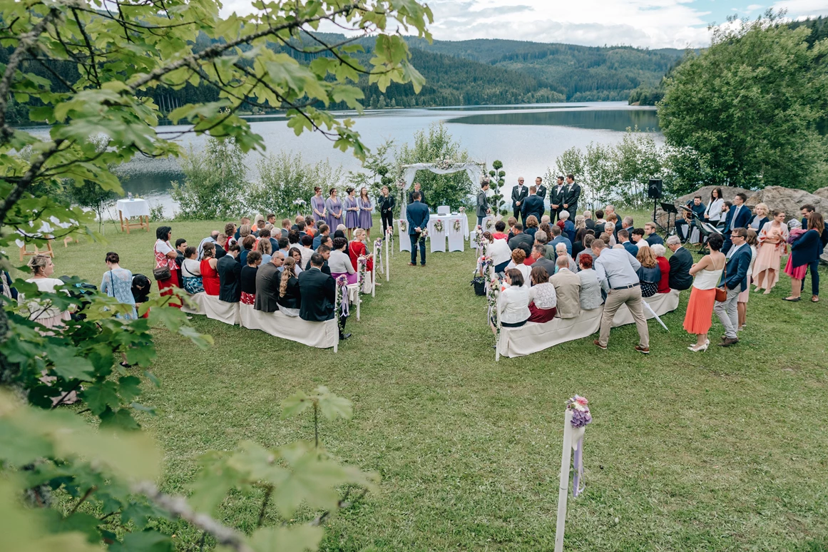 Hochzeitslocation: Eine Trauung im Freien am Soboth Stausee in der Wanderregion Steiermark. - Sobother Stausee