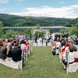 Hochzeit: Eine Trauung im Freien am Soboth Stausee in der Wanderregion Steiermark. - Sobother Stausee