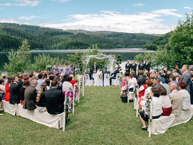 Hochzeitslocation: Eine Trauung im Freien am Soboth Stausee in der Wanderregion Steiermark. - Sobother Stausee