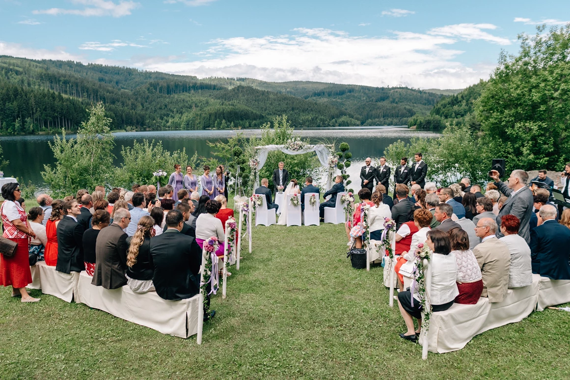 Hochzeitslocation: Eine Trauung im Freien am Soboth Stausee in der Wanderregion Steiermark. - Sobother Stausee