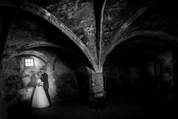 Hochzeit: Die Burgruine Rappottenstein in Niederösterreich bietet zahlreiche tolle Plätze für Hochzeitspaarbilder. - Burg Rappottenstein