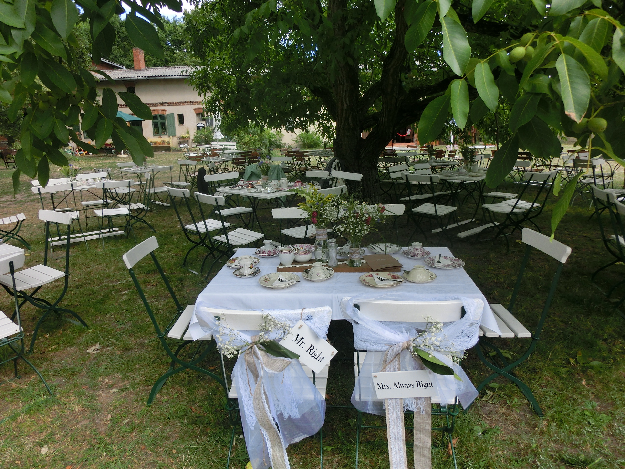 Hochzeitslocation: Kaffee & Kuchen unter´m alten Nussbaum - Alte Försterei