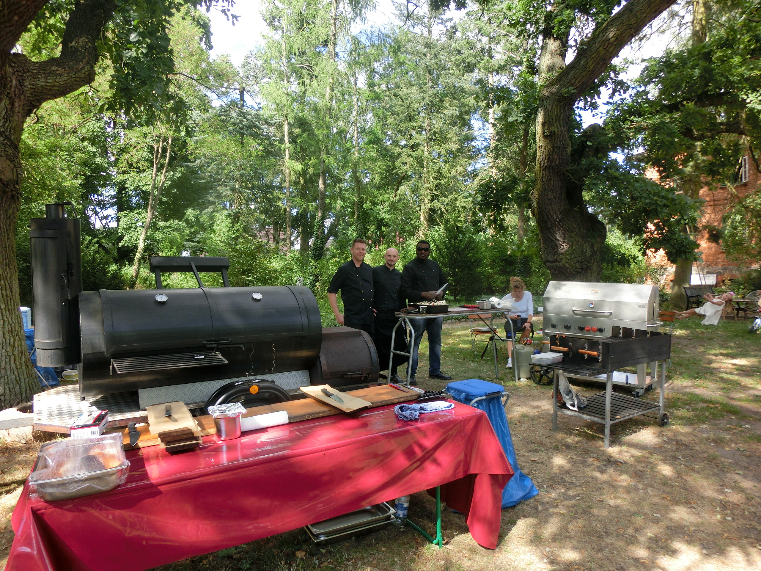 Hochzeitslocation: mögliches Catering - Smoker mit Essen vom Feinsten.... - Alte Försterei