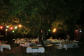Hochzeit: Abendbeleuchtung unter dem alten Nussbaum... - Alte Försterei