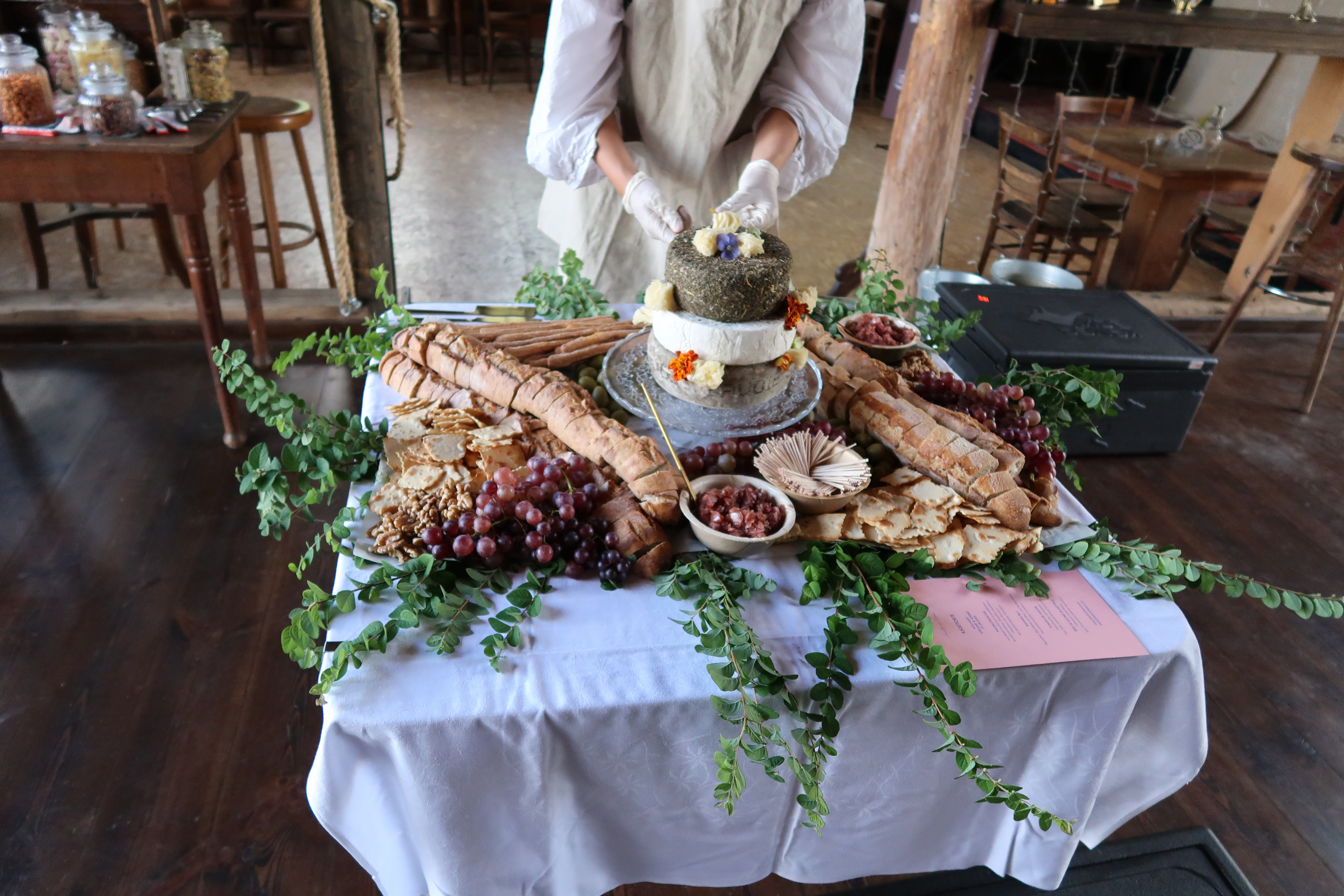 Hochzeitslocation: ...mal eine ganz andere Hochzeitstorte...ein Käsebuffet... - Alte Försterei