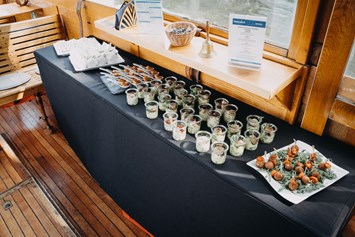 Hochzeit: Selbstverständlich bietet die MS Charleston dem Brautpaar und seinen Gästen erstklassigen kulinarischen Service. - Bunte Flotte - MS Charleston