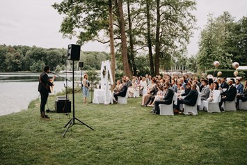 Hochzeit: Der große Garten mit direktem Anschluss an den Werbellinsee lädt zu einer Trauung mit Seeblick. - Café Wildau - Werbellinsee