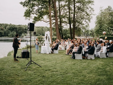 Hochzeitslocation: Der große Garten mit direktem Anschluss an den Werbellinsee lädt zu einer Trauung mit Seeblick. - Café Wildau - Werbellinsee