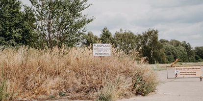 Hochzeit - Berlin-Stadt Prenzlauer Berg - Wenn du einen guten Grund suchst das alte Rollfeld des Flugplates Werneuchen zu betreten - dann am besten zu einer Hochzeitsfeier. - Event Hangar - Flugplatz Werneuchen