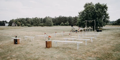Hochzeit - Berlin-Stadt Prenzlauer Berg - Ausreichend Parkplätze und Platz für Hüpfburg, Tischtennis und mehr finden sich auf dem Gelände. - Event Hangar - Flugplatz Werneuchen