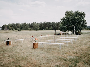 Hochzeit: Ausreichend Parkplätze und Platz für Hüpfburg, Tischtennis und mehr finden sich auf dem Gelände. - Event Hangar - Flugplatz Werneuchen