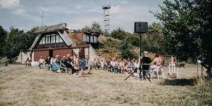 Hochzeit - Berlin-Stadt Prenzlauer Berg - Der Platz für die Trauung im Freien befindet sich in untermittelbarer Nähe zum Festsaal. - Event Hangar - Flugplatz Werneuchen