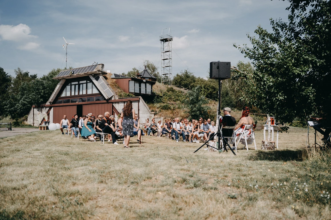 Hochzeit: Der Platz für die Trauung im Freien befindet sich in untermittelbarer Nähe zum Festsaal. - Event Hangar - Flugplatz Werneuchen