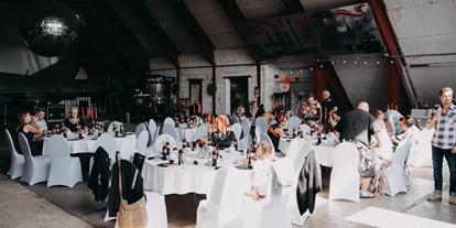 Hochzeit - Berlin-Stadt Prenzlauer Berg - Im Event Hangar findet die große Hochzeitsfeier statt. - Event Hangar - Flugplatz Werneuchen