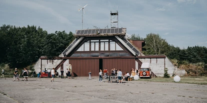 Hochzeit - Berlin-Stadt Prenzlauer Berg - Wo früher Flugzeuge abgestellt waren geht heute die Hochzeitsfeier ab. - Event Hangar - Flugplatz Werneuchen