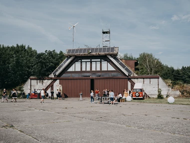 Hochzeit: Wo früher Flugzeuge abgestellt waren geht heute die Hochzeitsfeier ab. - Event Hangar - Flugplatz Werneuchen