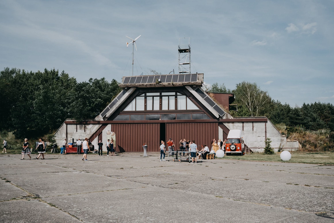 Hochzeit: Wo früher Flugzeuge abgestellt waren geht heute die Hochzeitsfeier ab. - Event Hangar - Flugplatz Werneuchen