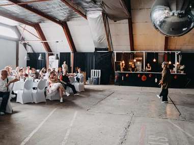 Hochzeit: Der Event Hangar bietet ausreichend Platz für Gäste, Tanzfläche oder artistische Showeinlagen. - Event Hangar - Flugplatz Werneuchen