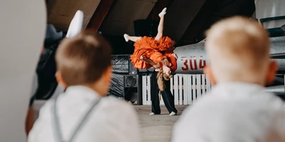 Hochzeit - Berlin-Stadt Prenzlauer Berg - Der Event Hangar bietet ausreichend Platz für Gäste, Tanzfläche oder artistische Showeinlagen. - Event Hangar - Flugplatz Werneuchen