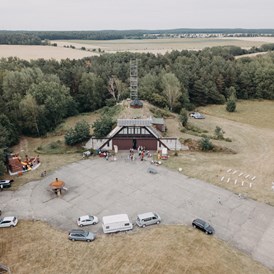 Hochzeit: Der Event Hangar des Flugplatzes Werneuchen in Brandenburg von oben. - Event Hangar - Flugplatz Werneuchen
