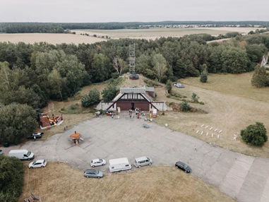 Hochzeit: Der Event Hangar des Flugplatzes Werneuchen in Brandenburg von oben. - Event Hangar - Flugplatz Werneuchen