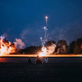 Hochzeit: In der Nacht eignet sich das verlassene Flugfeld Werneuchen für Feuershows oder Feuerwerke. - Event Hangar - Flugplatz Werneuchen