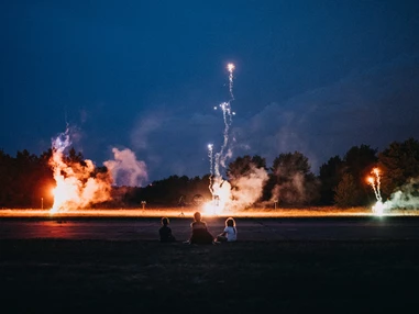 Hochzeit: In der Nacht eignet sich das verlassene Flugfeld Werneuchen für Feuershows oder Feuerwerke. - Event Hangar - Flugplatz Werneuchen