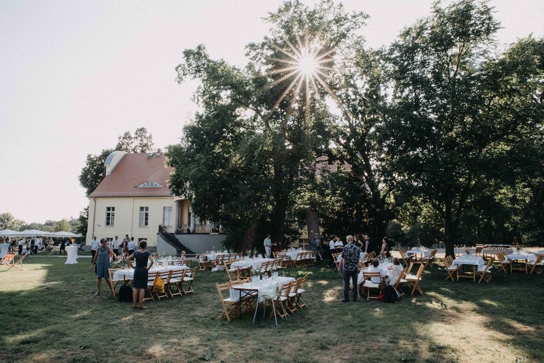 Hochzeit: Bei Schönwetter kann eine Feier im großen Garten des Gutshaus Neukladow durchgeführt werden. - Gutshaus Neukladow