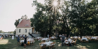Hochzeit - Umgebung: mit Seeblick - Schwielowsee - Bei Schönwetter kann eine Feier im großen Garten des Gutshaus Neukladow durchgeführt werden. - Gutshaus Neukladow