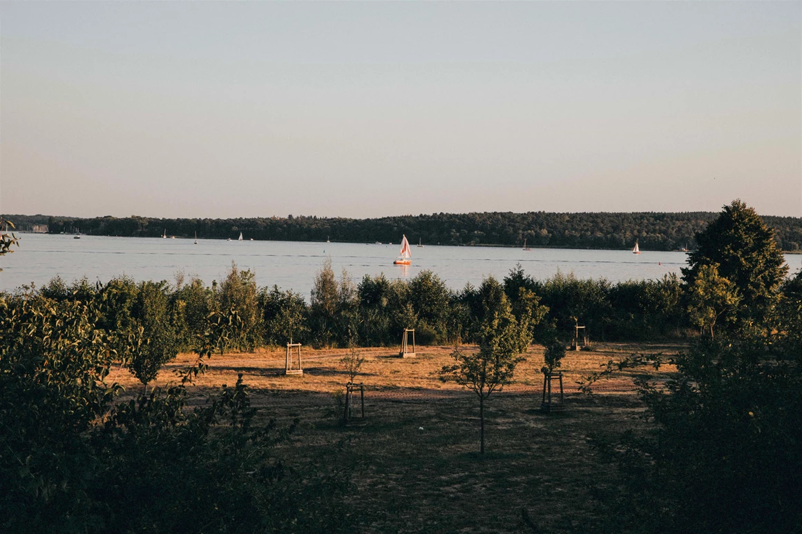 Hochzeitslocation: Der große Wannsee liegt direkt am Gutshaus Neukladow in Berlin. - Gutshaus Neukladow