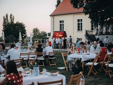 Hochzeitslocation: Genießt den Sonnenuntergang bei eurer Hochzeit auf Gutshaus Neukladow. - Gutshaus Neukladow