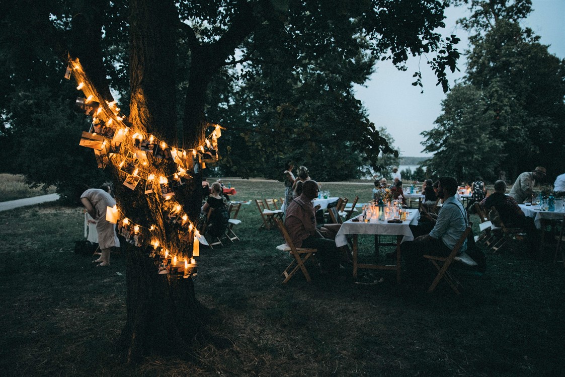 Hochzeit: Abendstimmung auf Gutshaus Neukladow in Berlin. - Gutshaus Neukladow