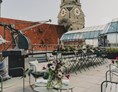 Hochzeit: Der Grill wird schonmal auf Temperatur gebracht. - OutOfOffice Stuttgart-Mitte