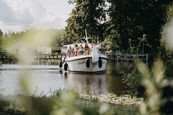 Hochzeit: Statt mit der Pferdekutsche kann hier mit dem Schiff angereist werden. - Havelschloss Zehdenick