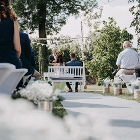 Hochzeit: Eine Trauungsfeier im Freien auf Havelschloss Zehdenick in Brandenburg. - Havelschloss Zehdenick